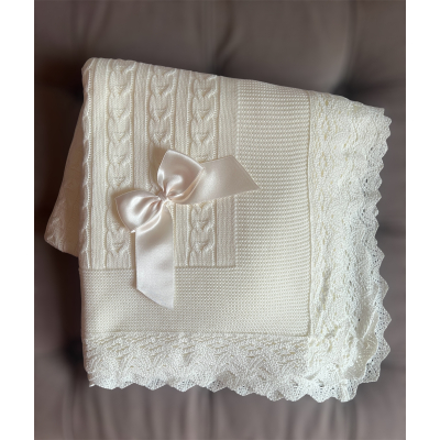 Gebreid dekentje met satijnen strik