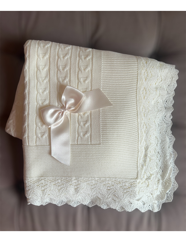 Gebreid dekentje met satijnen strik